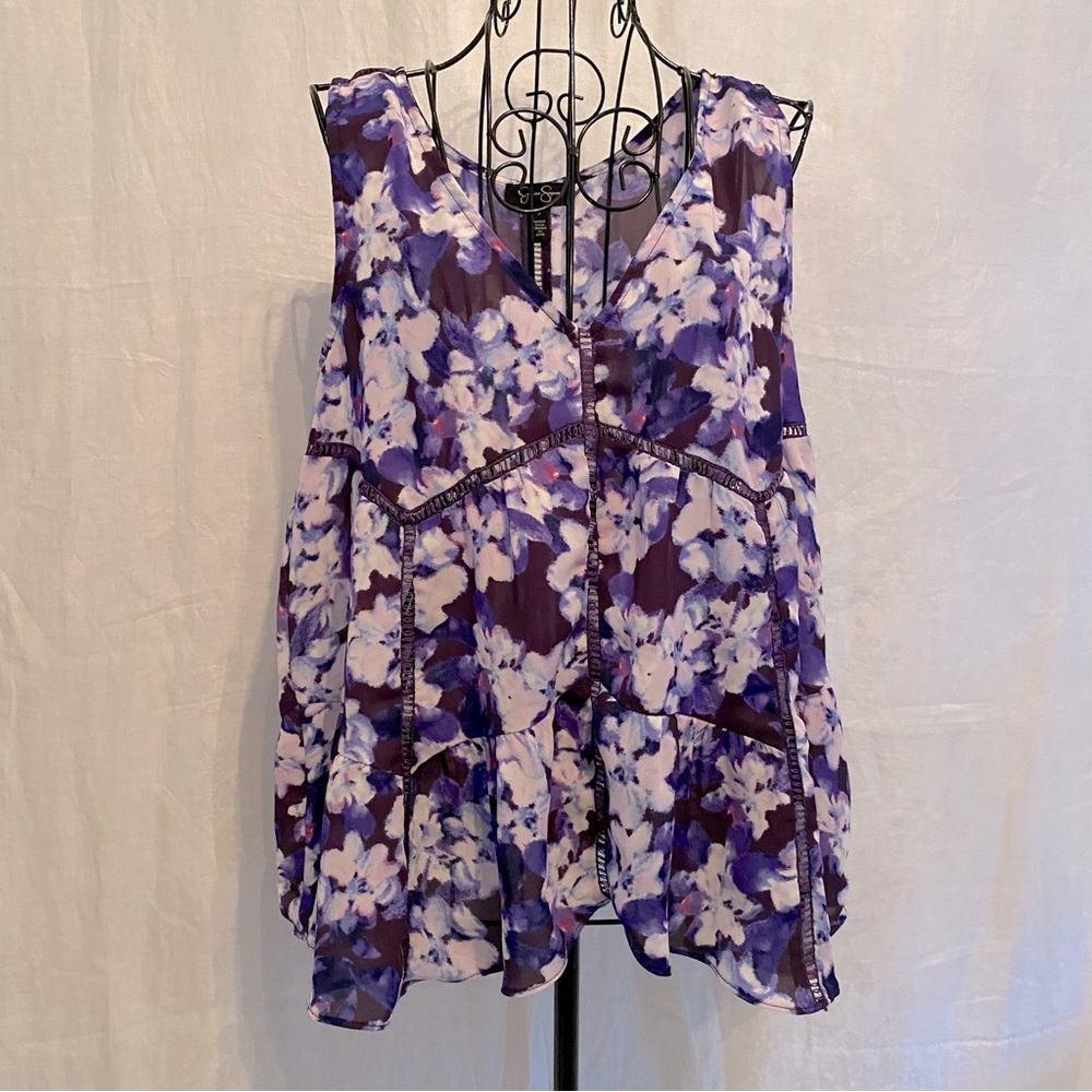 Jessica Simpson Small V Neck swing top w purple. Whites and blues.